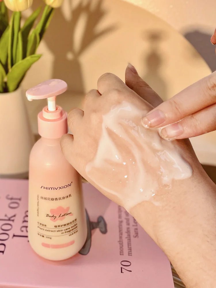 Supermarket out of stock king 💰 thirty-nine point nine 🉐 2 large bottles ❗ Body lotion with Olay added 🔥 The same niacinamide desert dry skin has been nourished and moisturized, making the skin tender and smooth. 【 SHIMVXION_ Velvet Petal Fragrance Body Lotion 】 Softens keratin, soothes dry chicken skin, and relieves back lumps and itching. w030303
