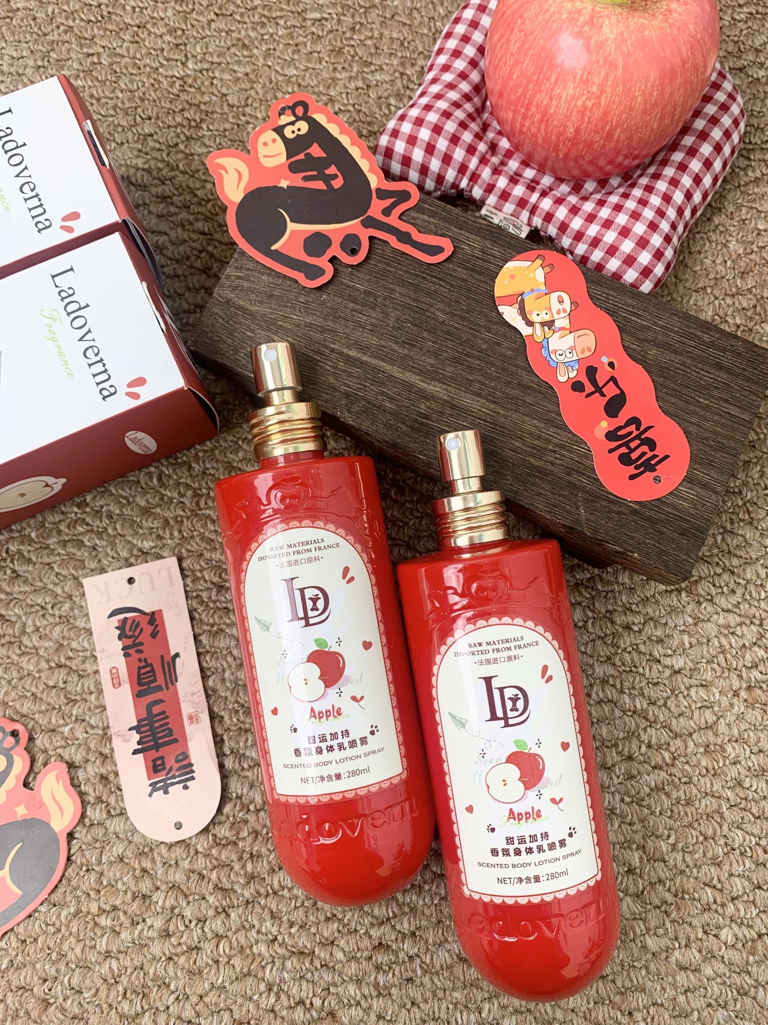 🍎[Ladoverna Sweet Luck Fragrance Body Lotion Spray] Got 2 bottles for 39.9
Stop applying body lotion! It’s really tiring and troublesome😩
After applying the sticky paste, I still have to wait for it to be absorbed. In the winter, I don’t want to move at all.
After applying the paint on the dead spots on the back and calves, you still have to rub them for a long time...
w491201