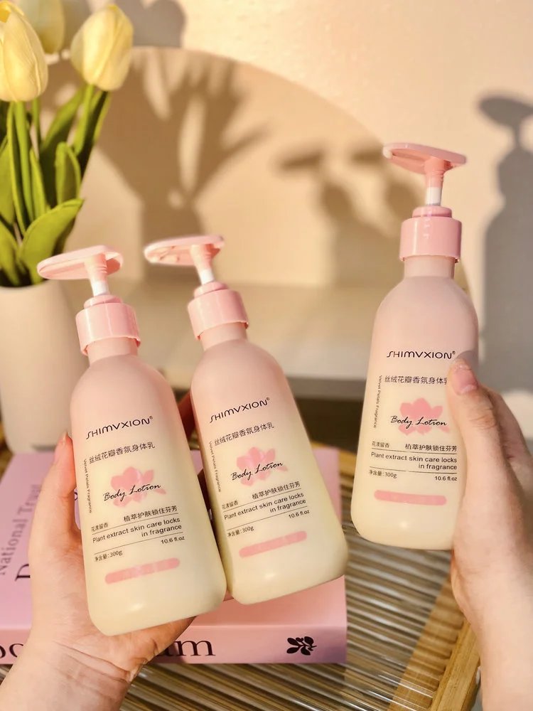 Supermarket out of stock king 💰 thirty-nine point nine 🉐 2 large bottles ❗ Body lotion with Olay added 🔥 The same niacinamide desert dry skin has been nourished and moisturized, making the skin tender and smooth. 【 SHIMVXION_ Velvet Petal Fragrance Body Lotion 】 Softens keratin, soothes dry chicken skin, and relieves back lumps and itching. w030303