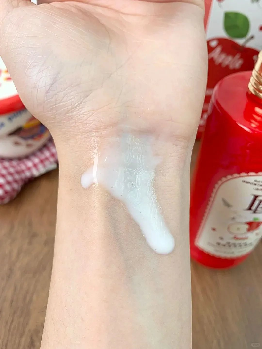 🍎[Ladoverna Sweet Luck Fragrance Body Lotion Spray] Got 2 bottles for 39.9
Stop applying body lotion! It’s really tiring and troublesome😩
After applying the sticky paste, I still have to wait for it to be absorbed. In the winter, I don’t want to move at all.
After applying the paint on the dead spots on the back and calves, you still have to rub them for a long time...
w491201