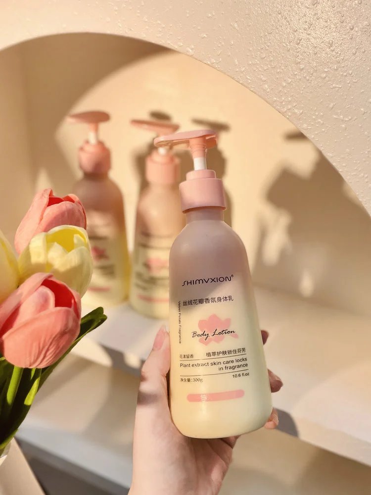 Supermarket out of stock king 💰 thirty-nine point nine 🉐 2 large bottles ❗ Body lotion with Olay added 🔥 The same niacinamide desert dry skin has been nourished and moisturized, making the skin tender and smooth. 【 SHIMVXION_ Velvet Petal Fragrance Body Lotion 】 Softens keratin, soothes dry chicken skin, and relieves back lumps and itching. w030303