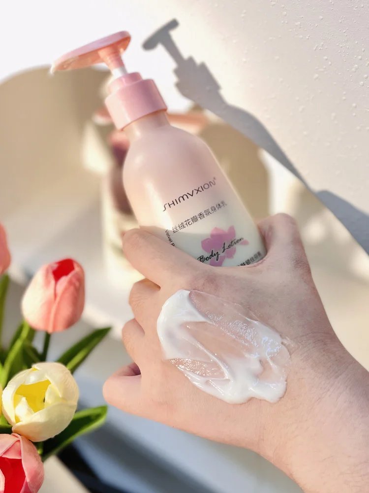 Supermarket out of stock king 💰 thirty-nine point nine 🉐 2 large bottles ❗ Body lotion with Olay added 🔥 The same niacinamide desert dry skin has been nourished and moisturized, making the skin tender and smooth. 【 SHIMVXION_ Velvet Petal Fragrance Body Lotion 】 Softens keratin, soothes dry chicken skin, and relieves back lumps and itching. w030303