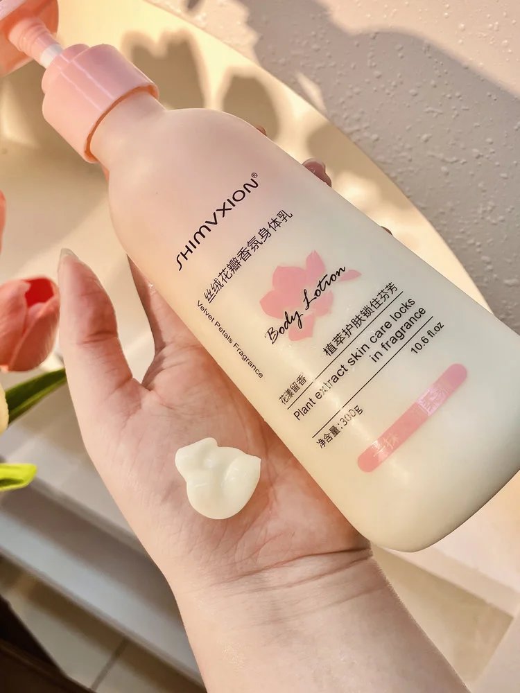 Supermarket out of stock king 💰 thirty-nine point nine 🉐 2 large bottles ❗ Body lotion with Olay added 🔥 The same niacinamide desert dry skin has been nourished and moisturized, making the skin tender and smooth. 【 SHIMVXION_ Velvet Petal Fragrance Body Lotion 】 Softens keratin, soothes dry chicken skin, and relieves back lumps and itching. w030303