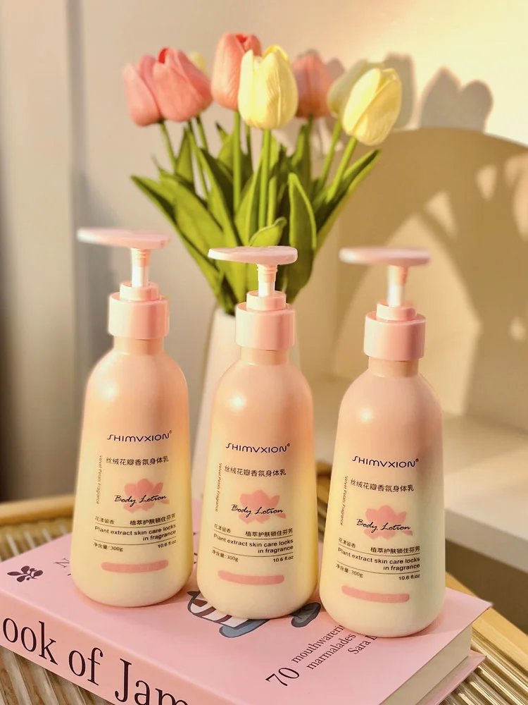Supermarket out of stock king 💰 thirty-nine point nine 🉐 2 large bottles ❗ Body lotion with Olay added 🔥 The same niacinamide desert dry skin has been nourished and moisturized, making the skin tender and smooth. 【 SHIMVXION_ Velvet Petal Fragrance Body Lotion 】 Softens keratin, soothes dry chicken skin, and relieves back lumps and itching. w030303