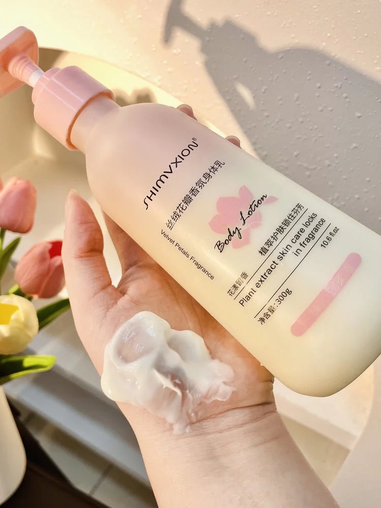 Supermarket out of stock king 💰 thirty-nine point nine 🉐 2 large bottles ❗ Body lotion with Olay added 🔥 The same niacinamide desert dry skin has been nourished and moisturized, making the skin tender and smooth. 【 SHIMVXION_ Velvet Petal Fragrance Body Lotion 】 Softens keratin, soothes dry chicken skin, and relieves back lumps and itching. w030303