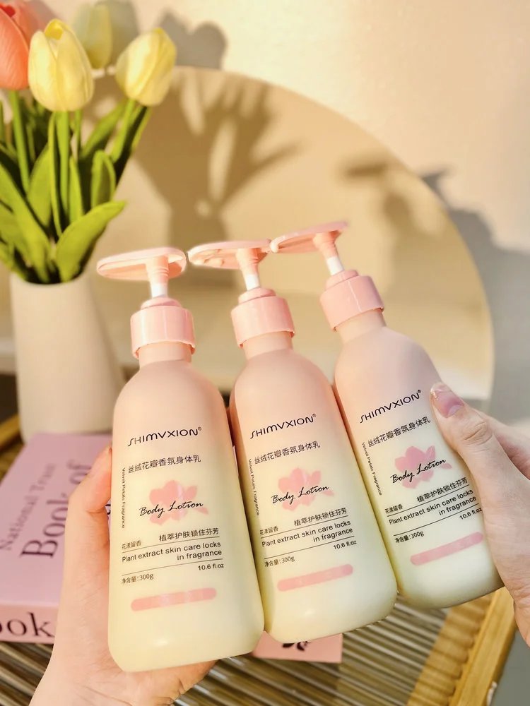 Supermarket out of stock king 💰 thirty-nine point nine 🉐 2 large bottles ❗ Body lotion with Olay added 🔥 The same niacinamide desert dry skin has been nourished and moisturized, making the skin tender and smooth. 【 SHIMVXION_ Velvet Petal Fragrance Body Lotion 】 Softens keratin, soothes dry chicken skin, and relieves back lumps and itching. w030303