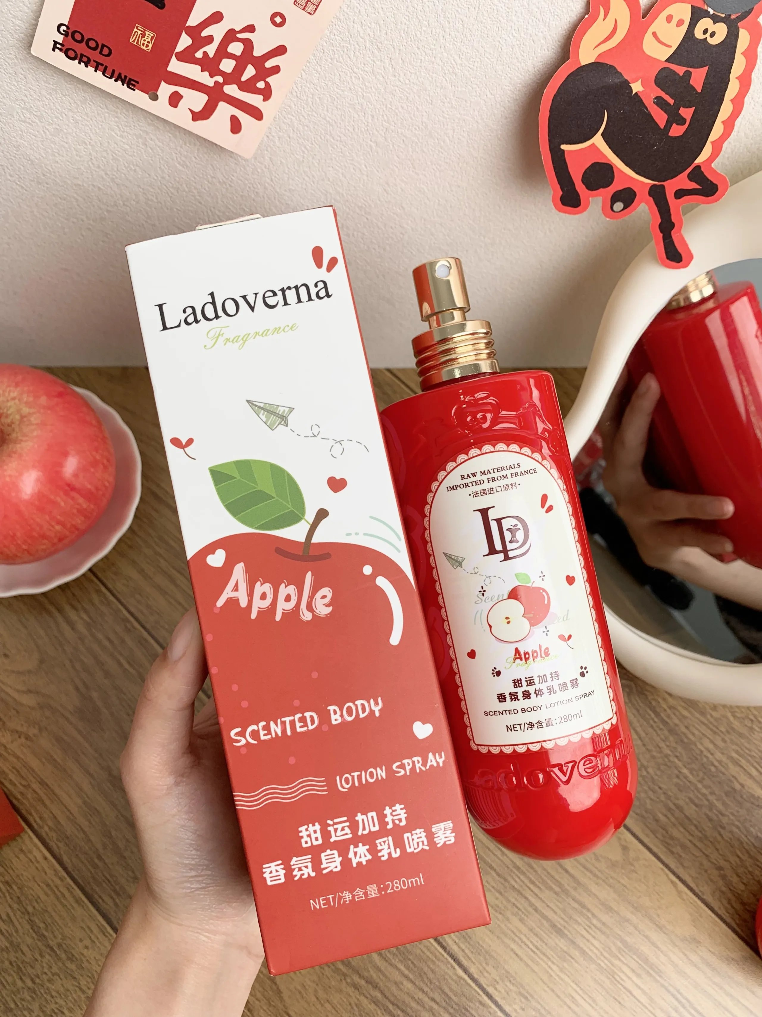🍎[Ladoverna Sweet Luck Fragrance Body Lotion Spray] Got 2 bottles for 39.9
Stop applying body lotion! It’s really tiring and troublesome😩
After applying the sticky paste, I still have to wait for it to be absorbed. In the winter, I don’t want to move at all.
After applying the paint on the dead spots on the back and calves, you still have to rub them for a long time...
w491201