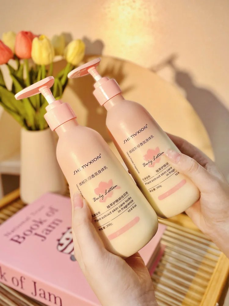 Supermarket out of stock king 💰 thirty-nine point nine 🉐 2 large bottles ❗ Body lotion with Olay added 🔥 The same niacinamide desert dry skin has been nourished and moisturized, making the skin tender and smooth. 【 SHIMVXION_ Velvet Petal Fragrance Body Lotion 】 Softens keratin, soothes dry chicken skin, and relieves back lumps and itching. w030303