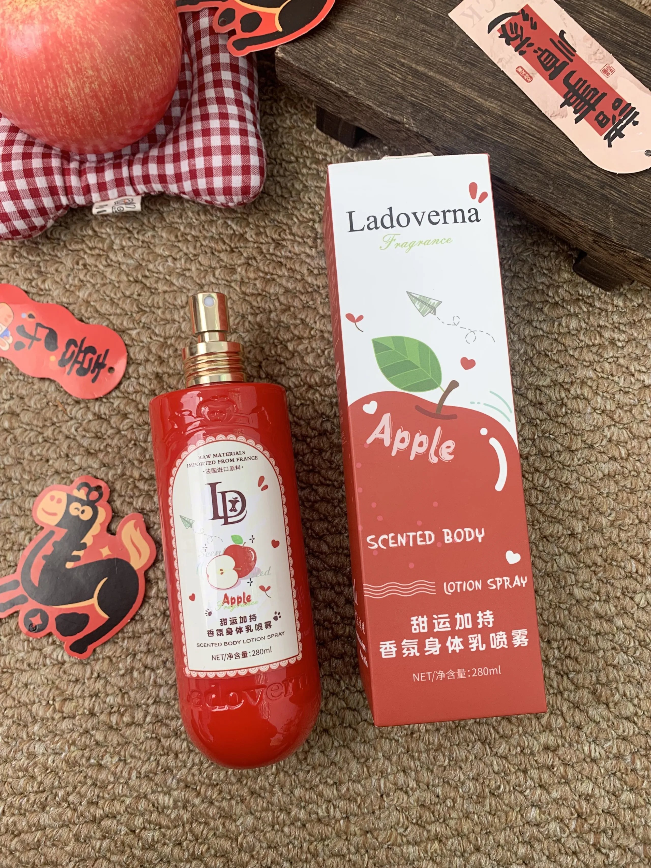 🍎[Ladoverna Sweet Luck Fragrance Body Lotion Spray] Got 2 bottles for 39.9
Stop applying body lotion! It’s really tiring and troublesome😩
After applying the sticky paste, I still have to wait for it to be absorbed. In the winter, I don’t want to move at all.
After applying the paint on the dead spots on the back and calves, you still have to rub them for a long time...
w491201