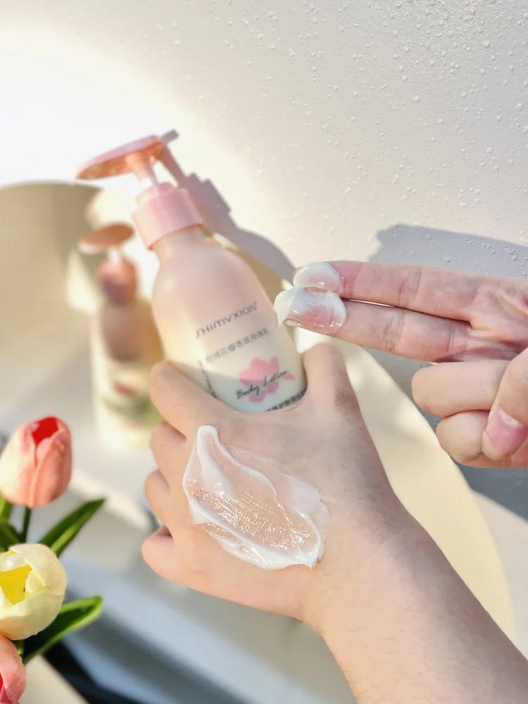 Supermarket out of stock king 💰 thirty-nine point nine 🉐 2 large bottles ❗ Body lotion with Olay added 🔥 The same niacinamide desert dry skin has been nourished and moisturized, making the skin tender and smooth. 【 SHIMVXION_ Velvet Petal Fragrance Body Lotion 】 Softens keratin, soothes dry chicken skin, and relieves back lumps and itching. w030303