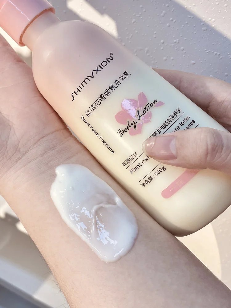 Supermarket out of stock king 💰 thirty-nine point nine 🉐 2 large bottles ❗ Body lotion with Olay added 🔥 The same niacinamide desert dry skin has been nourished and moisturized, making the skin tender and smooth. 【 SHIMVXION_ Velvet Petal Fragrance Body Lotion 】 Softens keratin, soothes dry chicken skin, and relieves back lumps and itching. w030303