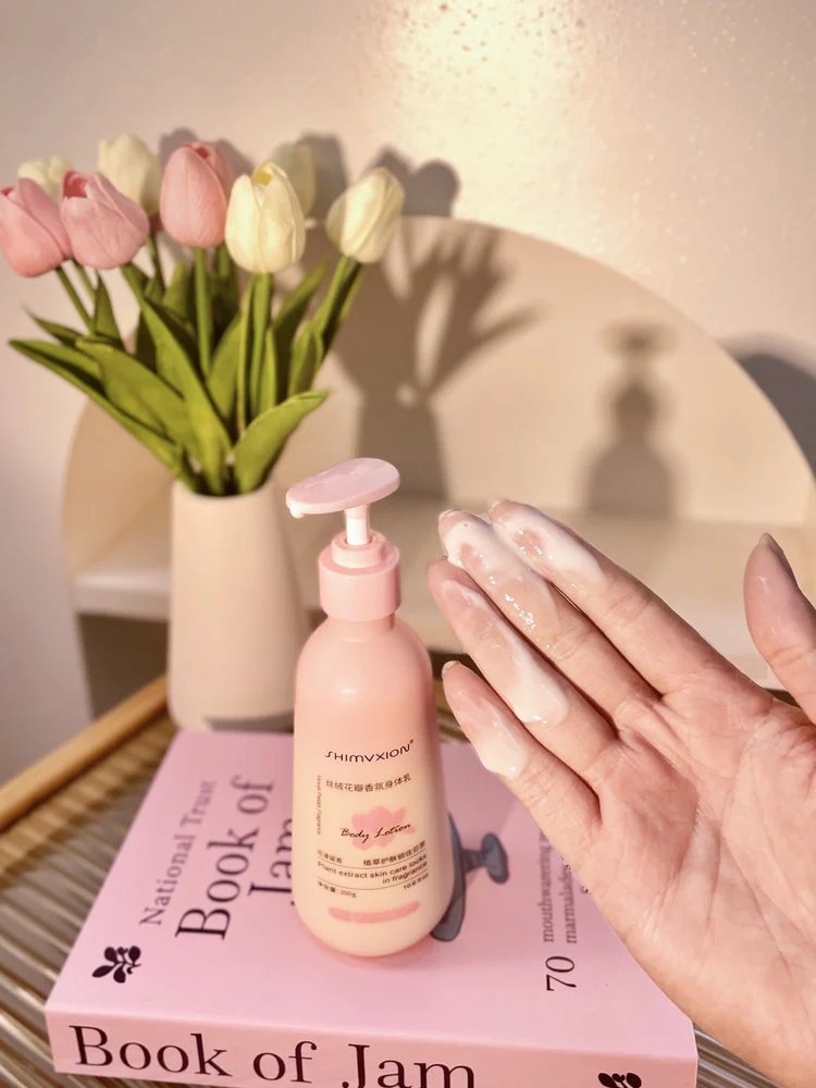 Supermarket out of stock king 💰 thirty-nine point nine 🉐 2 large bottles ❗ Body lotion with Olay added 🔥 The same niacinamide desert dry skin has been nourished and moisturized, making the skin tender and smooth. 【 SHIMVXION_ Velvet Petal Fragrance Body Lotion 】 Softens keratin, soothes dry chicken skin, and relieves back lumps and itching. w030303