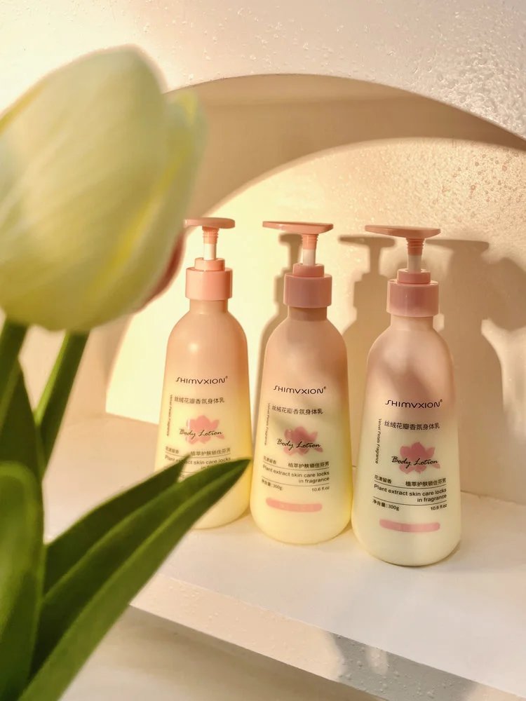 Supermarket out of stock king 💰 thirty-nine point nine 🉐 2 large bottles ❗ Body lotion with Olay added 🔥 The same niacinamide desert dry skin has been nourished and moisturized, making the skin tender and smooth. 【 SHIMVXION_ Velvet Petal Fragrance Body Lotion 】 Softens keratin, soothes dry chicken skin, and relieves back lumps and itching. w030303