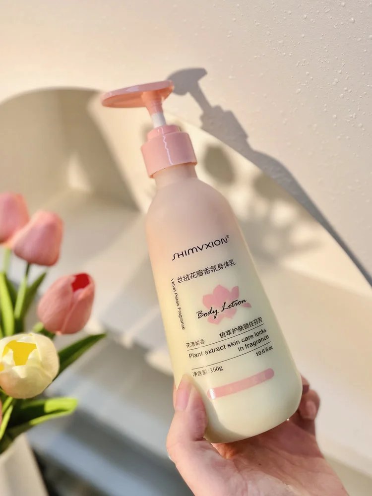 Supermarket out of stock king 💰 thirty-nine point nine 🉐 2 large bottles ❗ Body lotion with Olay added 🔥 The same niacinamide desert dry skin has been nourished and moisturized, making the skin tender and smooth. 【 SHIMVXION_ Velvet Petal Fragrance Body Lotion 】 Softens keratin, soothes dry chicken skin, and relieves back lumps and itching. w030303