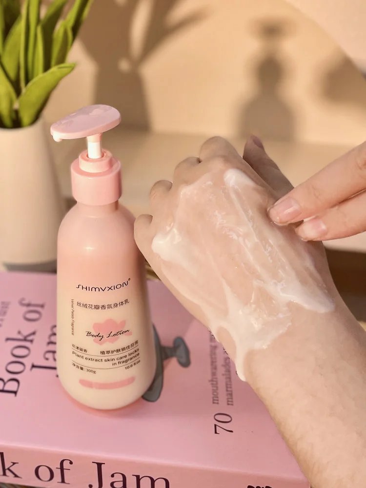 Supermarket out of stock king 💰 thirty-nine point nine 🉐 2 large bottles ❗ Body lotion with Olay added 🔥 The same niacinamide desert dry skin has been nourished and moisturized, making the skin tender and smooth. 【 SHIMVXION_ Velvet Petal Fragrance Body Lotion 】 Softens keratin, soothes dry chicken skin, and relieves back lumps and itching. w030303