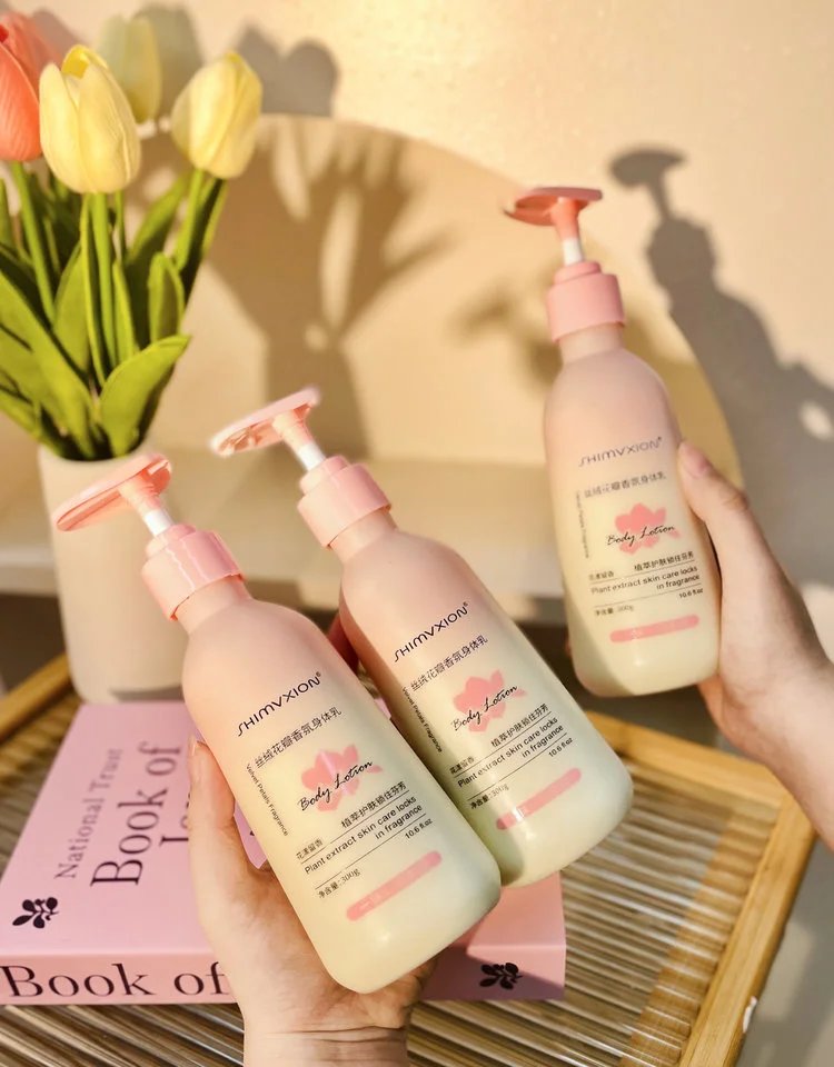 Supermarket out of stock king 💰 thirty-nine point nine 🉐 2 large bottles ❗ Body lotion with Olay added 🔥 The same niacinamide desert dry skin has been nourished and moisturized, making the skin tender and smooth. 【 SHIMVXION_ Velvet Petal Fragrance Body Lotion 】 Softens keratin, soothes dry chicken skin, and relieves back lumps and itching. w030303