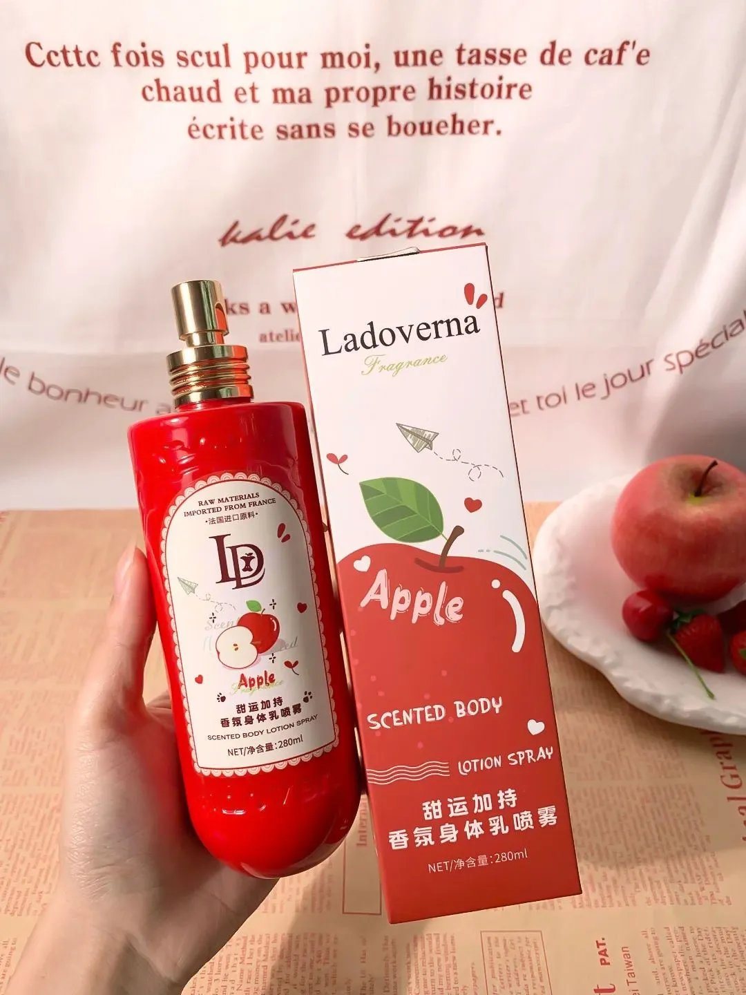 🍎[Ladoverna Sweet Luck Fragrance Body Lotion Spray] Got 2 bottles for 39.9
Stop applying body lotion! It’s really tiring and troublesome😩
After applying the sticky paste, I still have to wait for it to be absorbed. In the winter, I don’t want to move at all.
After applying the paint on the dead spots on the back and calves, you still have to rub them for a long time...
w491201