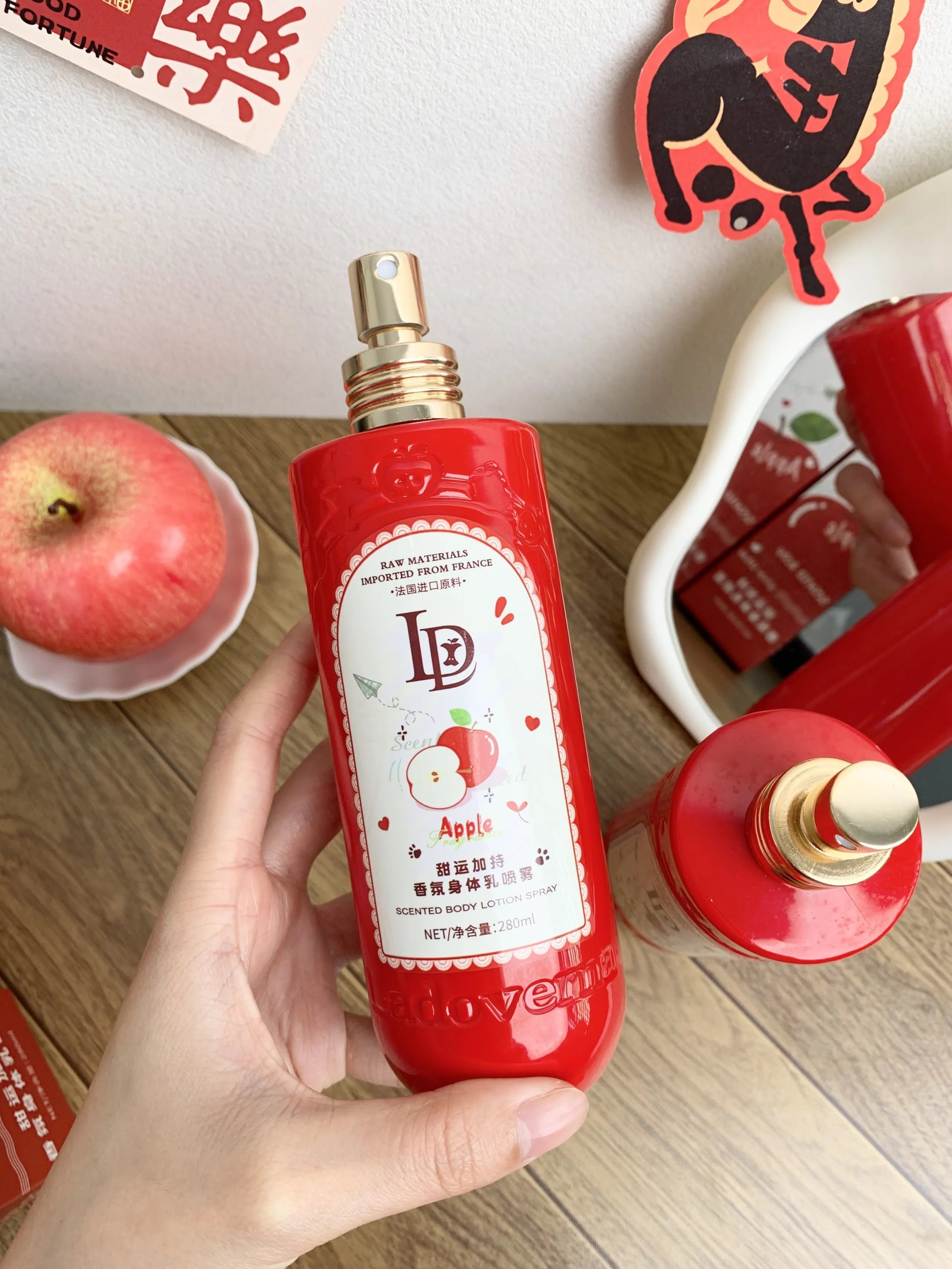 🍎[Ladoverna Sweet Luck Fragrance Body Lotion Spray] Got 2 bottles for 39.9
Stop applying body lotion! It’s really tiring and troublesome😩
After applying the sticky paste, I still have to wait for it to be absorbed. In the winter, I don’t want to move at all.
After applying the paint on the dead spots on the back and calves, you still have to rub them for a long time...
w491201