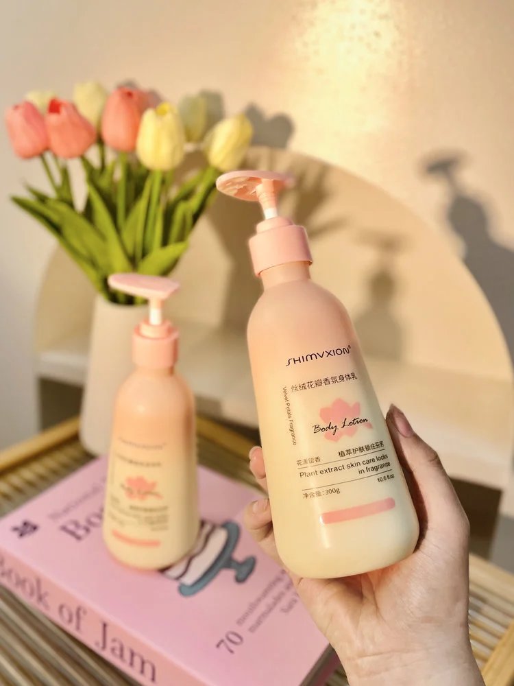 Supermarket out of stock king 💰 thirty-nine point nine 🉐 2 large bottles ❗ Body lotion with Olay added 🔥 The same niacinamide desert dry skin has been nourished and moisturized, making the skin tender and smooth. 【 SHIMVXION_ Velvet Petal Fragrance Body Lotion 】 Softens keratin, soothes dry chicken skin, and relieves back lumps and itching. w030303