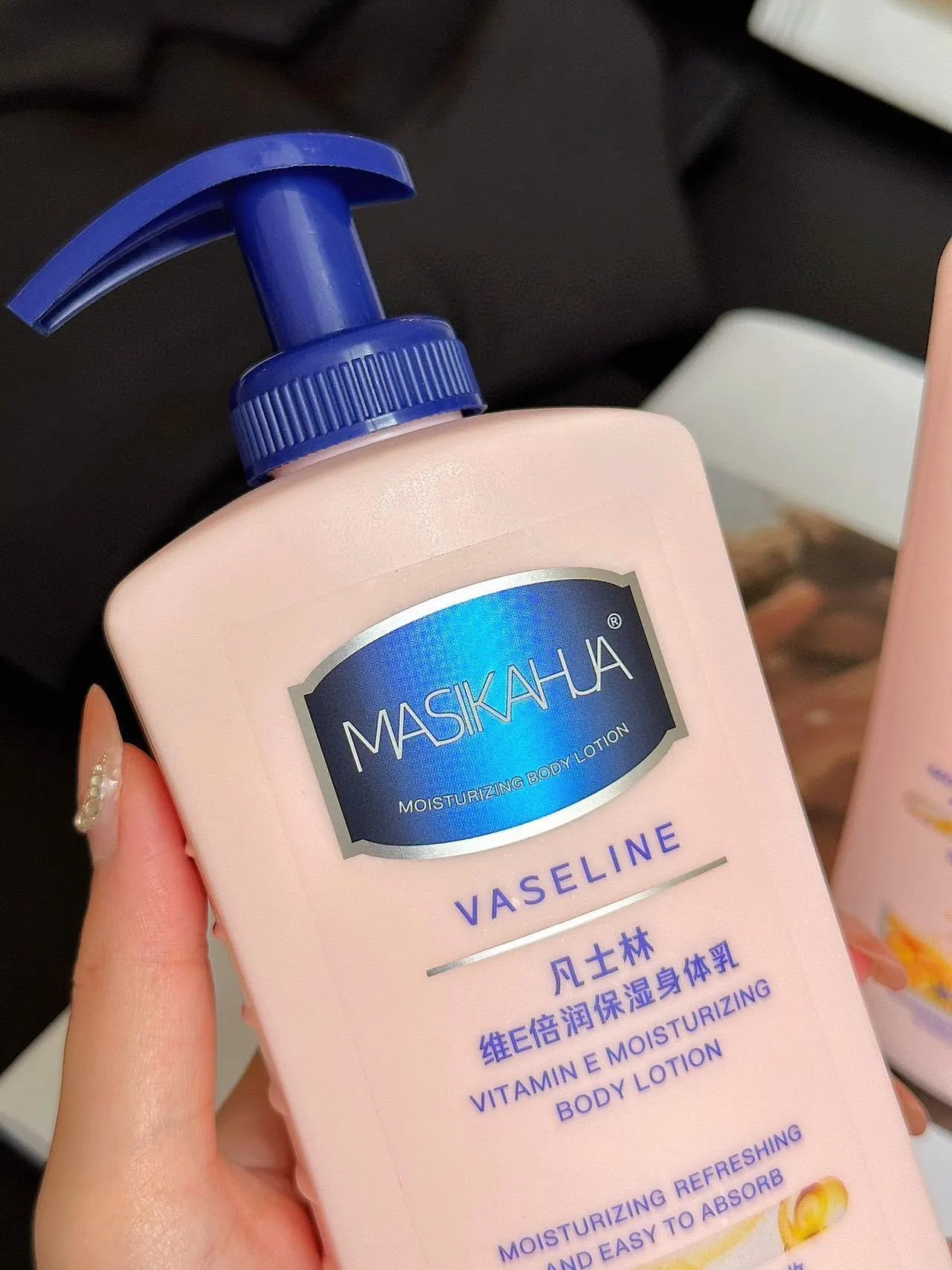 2 bottles 💰 twenty-nine point nine ‼️ One bottle=body cream+brightening cream+hand cream+perfume+antiperspirant+face cream+slimming cream [MASIKAHUA Vaseline E Double Moisturizing Body Cream] 🌟 Cheap bowl and easy to use! w03173