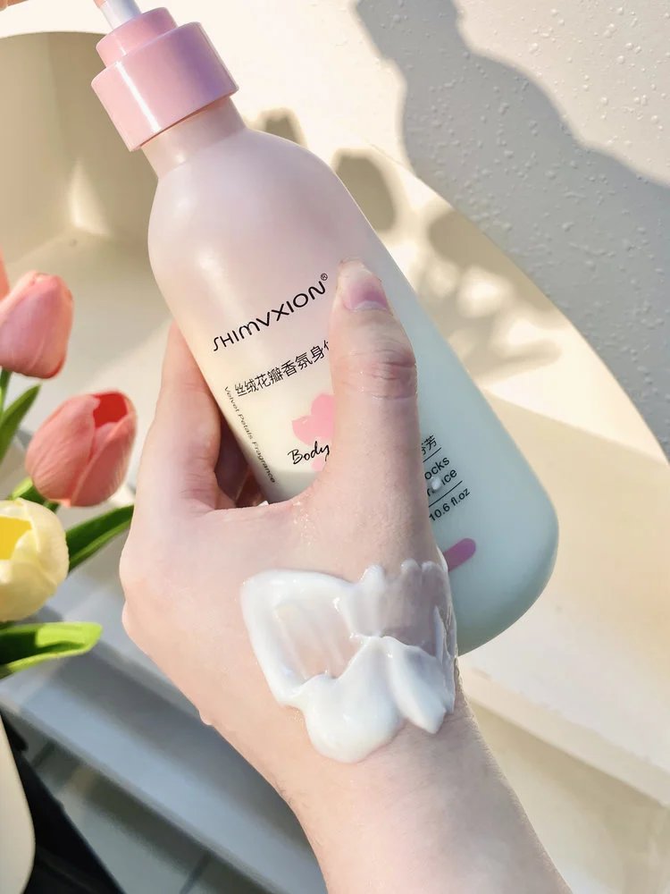 Supermarket out of stock king 💰 thirty-nine point nine 🉐 2 large bottles ❗ Body lotion with Olay added 🔥 The same niacinamide desert dry skin has been nourished and moisturized, making the skin tender and smooth. 【 SHIMVXION_ Velvet Petal Fragrance Body Lotion 】 Softens keratin, soothes dry chicken skin, and relieves back lumps and itching. w030303