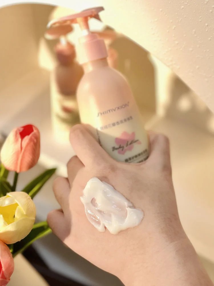 Supermarket out of stock king 💰 thirty-nine point nine 🉐 2 large bottles ❗ Body lotion with Olay added 🔥 The same niacinamide desert dry skin has been nourished and moisturized, making the skin tender and smooth. 【 SHIMVXION_ Velvet Petal Fragrance Body Lotion 】 Softens keratin, soothes dry chicken skin, and relieves back lumps and itching. w030303