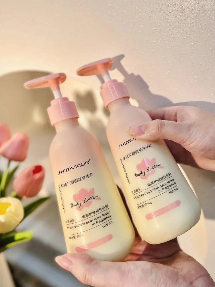Supermarket out of stock king 💰 thirty-nine point nine 🉐 2 large bottles ❗ Body lotion with Olay added 🔥 The same niacinamide desert dry skin has been nourished and moisturized, making the skin tender and smooth. 【 SHIMVXION_ Velvet Petal Fragrance Body Lotion 】 Softens keratin, soothes dry chicken skin, and relieves back lumps and itching. w030303