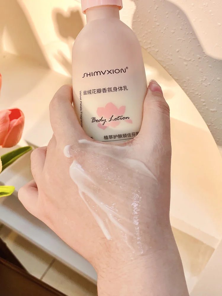 Supermarket out of stock king 💰 thirty-nine point nine 🉐 2 large bottles ❗ Body lotion with Olay added 🔥 The same niacinamide desert dry skin has been nourished and moisturized, making the skin tender and smooth. 【 SHIMVXION_ Velvet Petal Fragrance Body Lotion 】 Softens keratin, soothes dry chicken skin, and relieves back lumps and itching. w030303