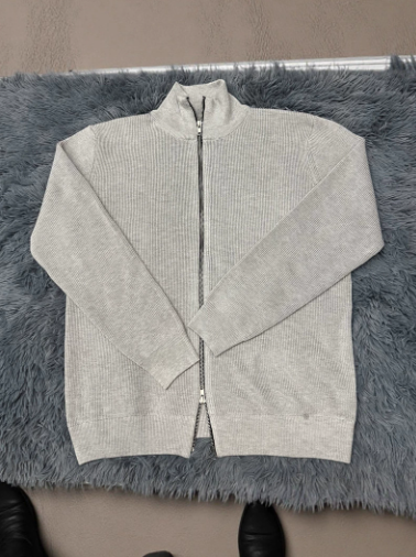 Full zipper in light gray