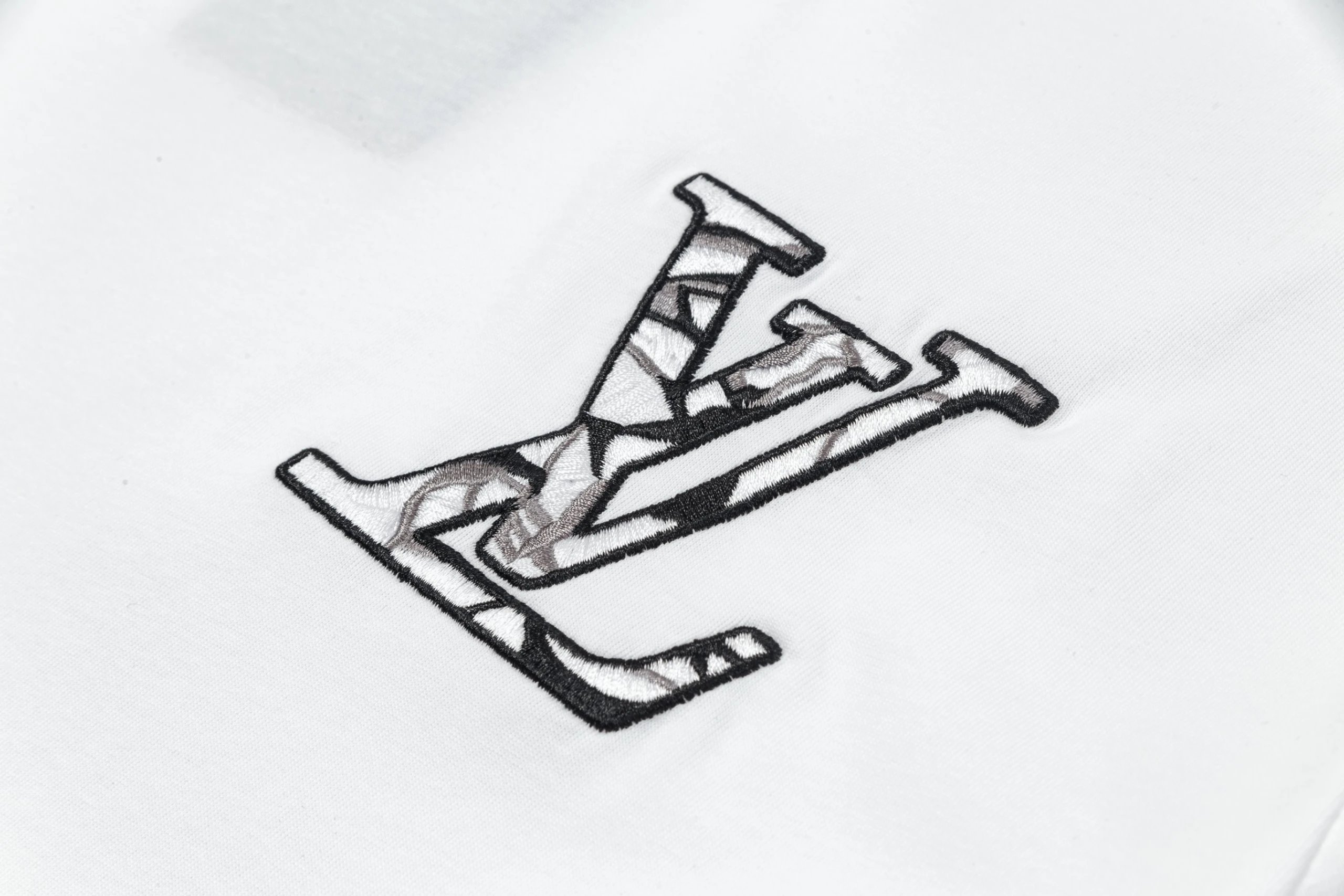 Embroidered Short Sleeve Shirt photo 7