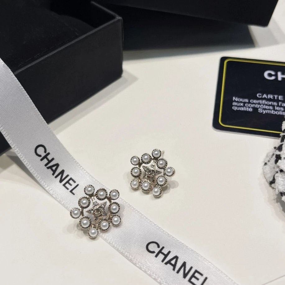 Chanel Pearl and CC Logo Necklace White Jewelry - 11