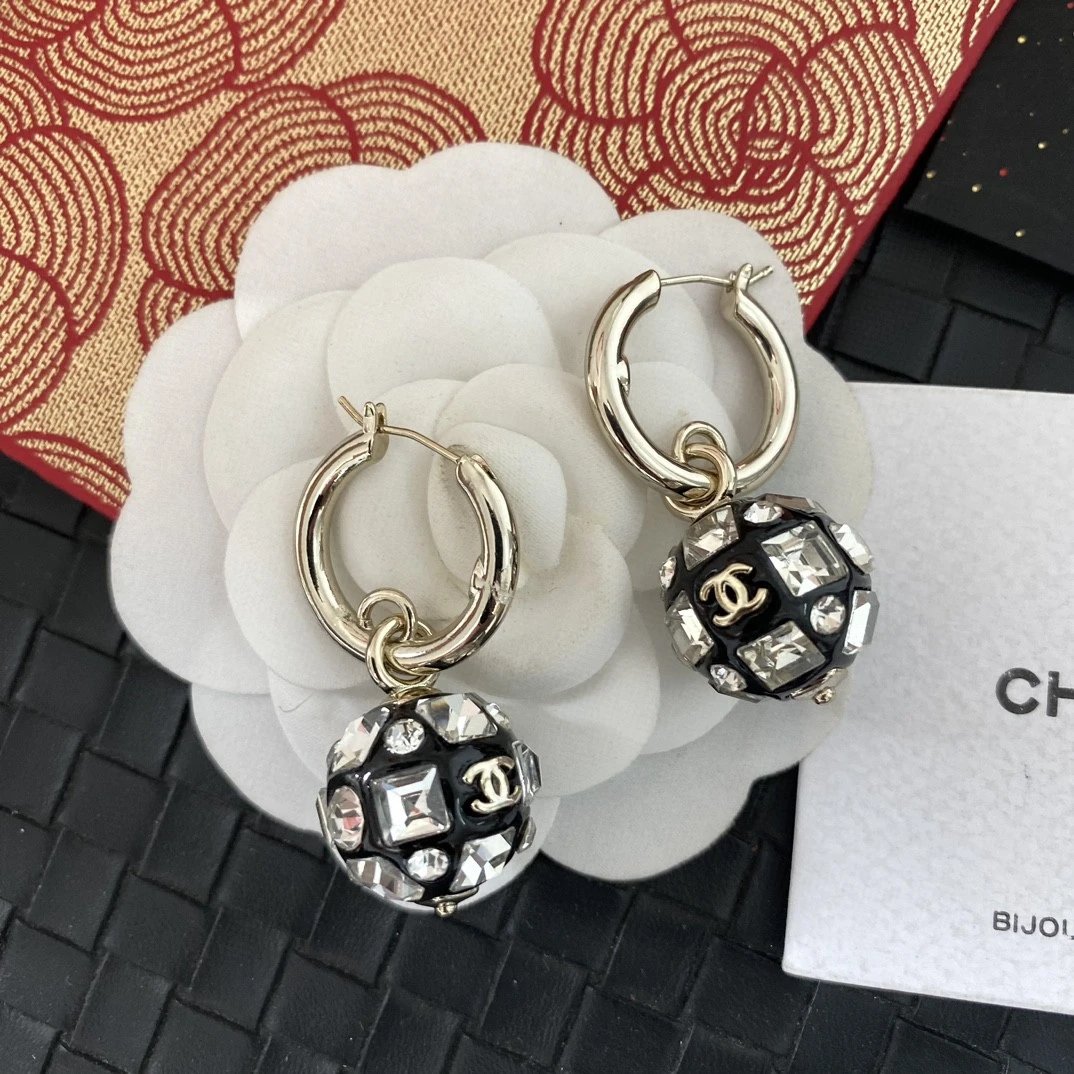 Chanel Pearl and CC Logo Necklace White Jewelry - 10