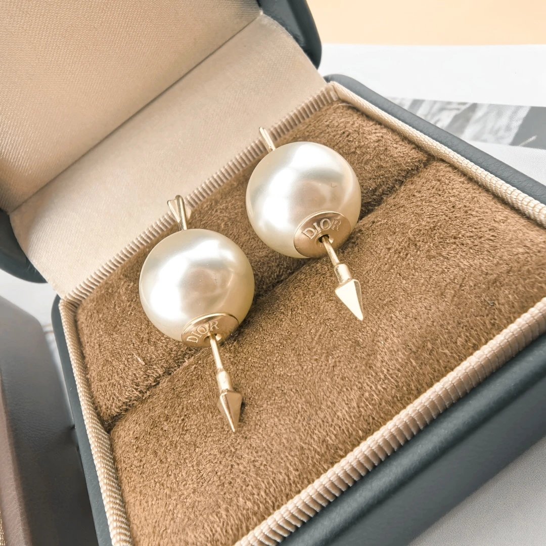 Chanel Pearl and CC Logo Necklace White Jewelry - 6