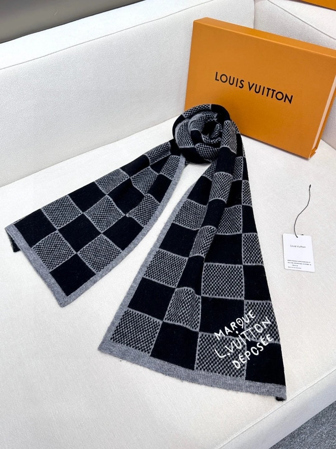 *Top Quality * Comes with original box * No return or refund support * Autumn/Winter L new scarf