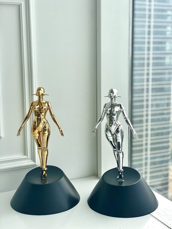 潮流家居摆件
Dior✖️空山基 机械女神潮玩摆件 空山基笔下的性感&未来 :sexy Robot Floating 🌈🌈🌈 ABS集合树脂➕电镀工艺 尺寸 :56*35*35 非常有未来科技