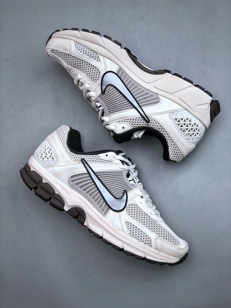 Nike Zoom Vomero 5 Sneakers [3