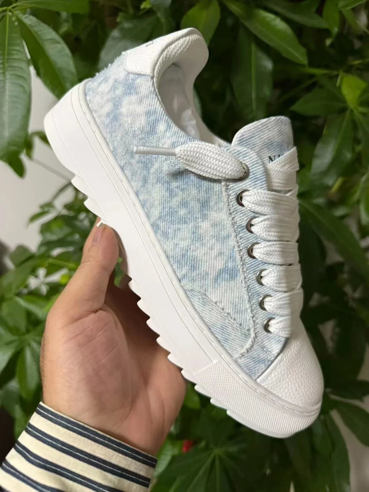 Numeris Sneakers Low-Top Lace-Up with Serrated Sole — Light blue denim