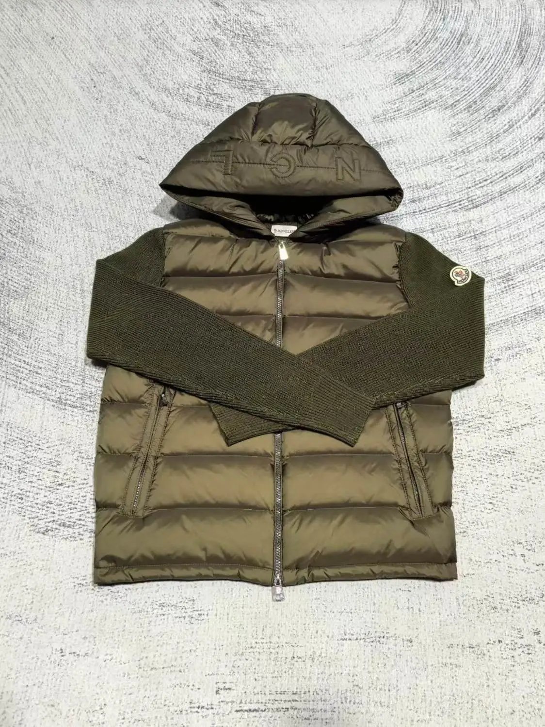 新款绿色连帽（帽子有字母）