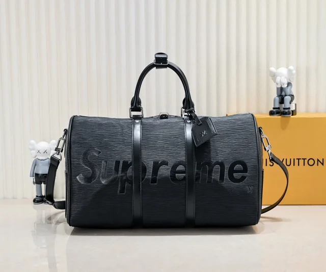 Supreme Travel Bags Logo Cylindrical Duffel Bag product detail image 3