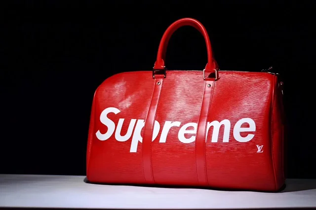 Supreme Travel Bags Logo Cylindrical Duffel Bag product detail image 8