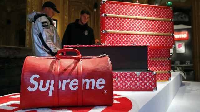 Supreme Travel Bags Logo Cylindrical Duffel Bag product detail image 9