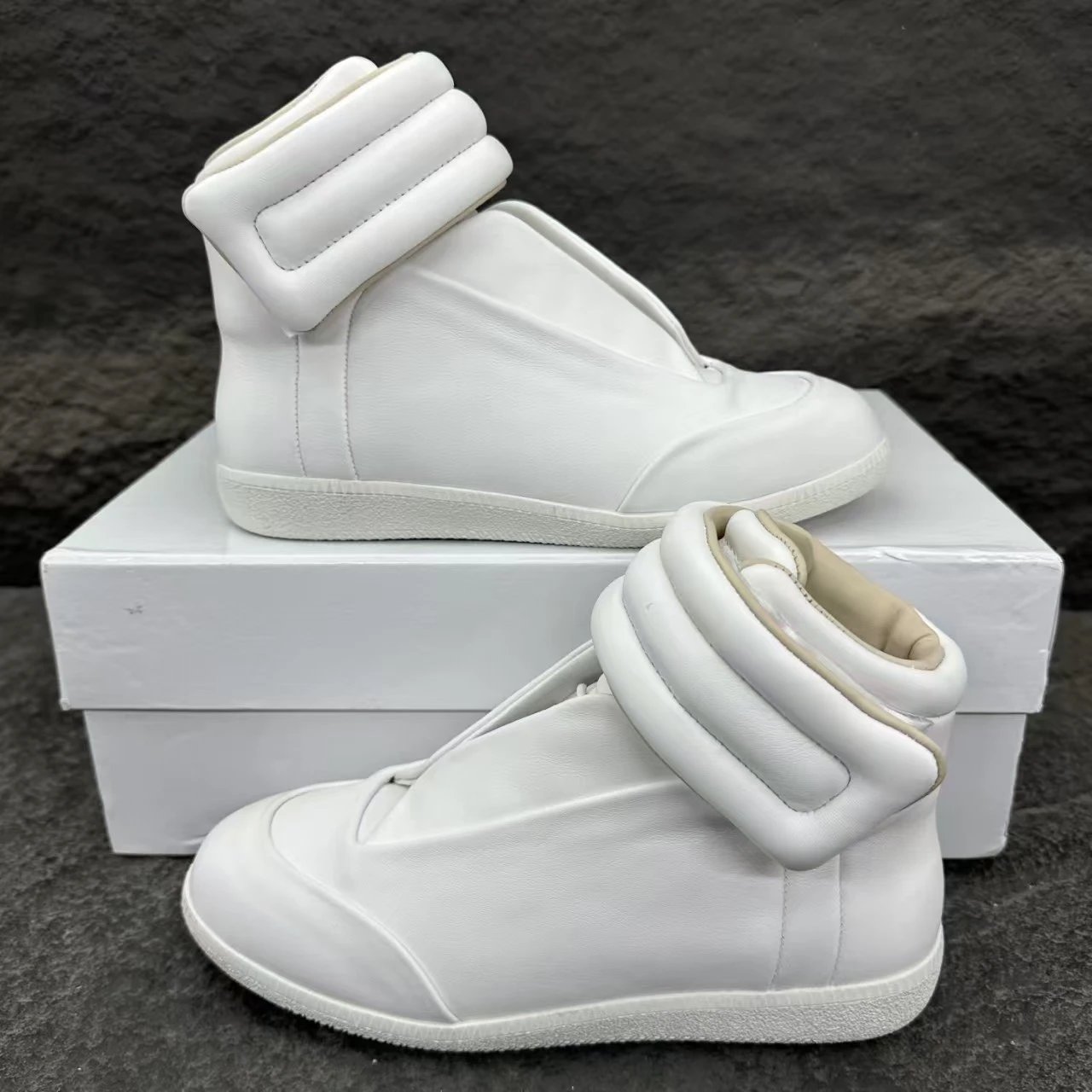 Maison Margiela Future Men's White High-Top Casual Lifestyle Shoes with Round Toe, Lace-Up and Velcro Closure in Calf Leather