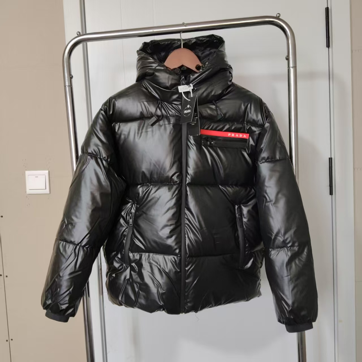 Design Shiny Glossy Black Puffer Jacket with Detachable Hood Down Jacket product detail 13 in Litbuy spreadsheet finds