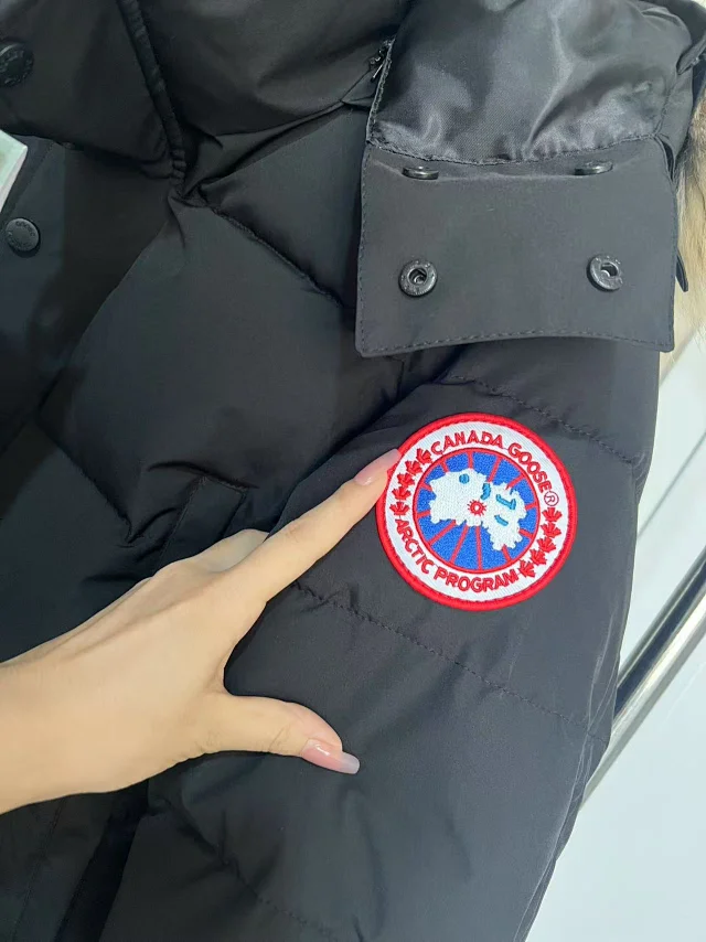 Canada Goose Down Jackets Fur-Trim Hooded Jacket product detail image 14