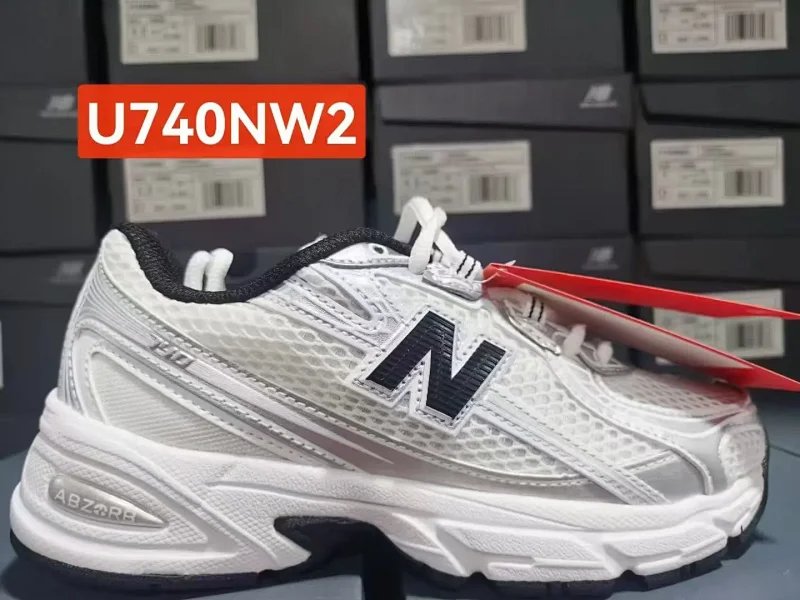 D-1 运动鞋舒适为先，品质卓越，让每一步都充满力量。