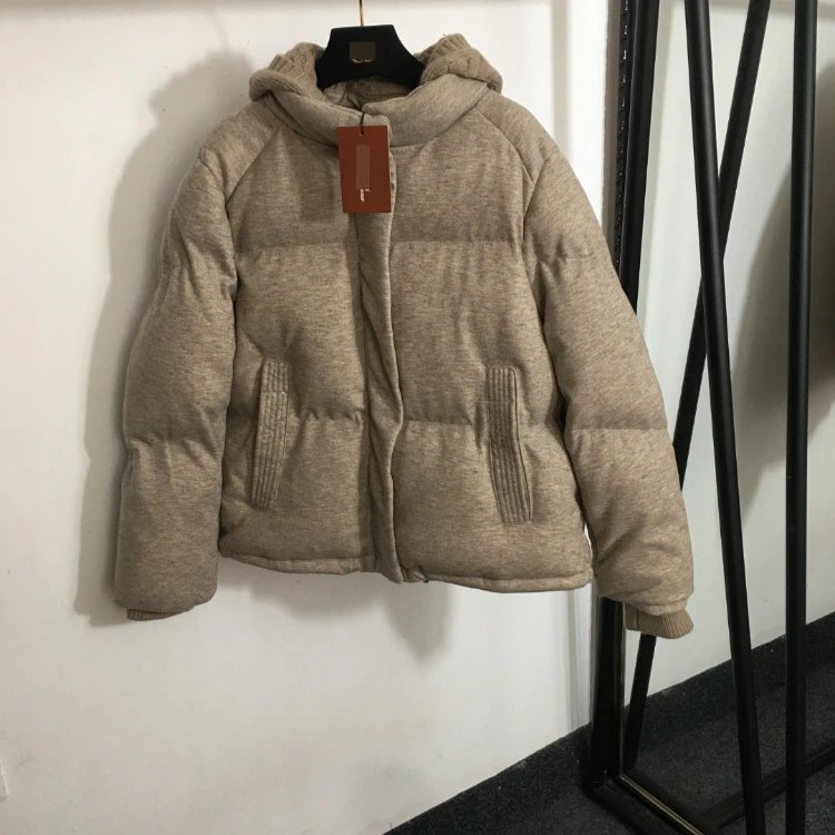 Apricot color