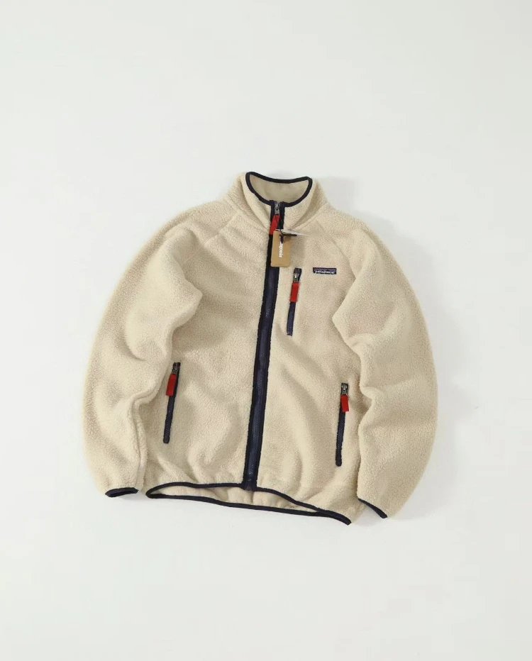 Apricot color