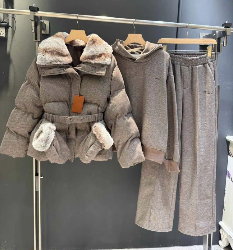 NYPY Matching Sets 5382 fur-trimmed belted puffer jacket, hooded top and wide-leg trousers set — Dark khaki color