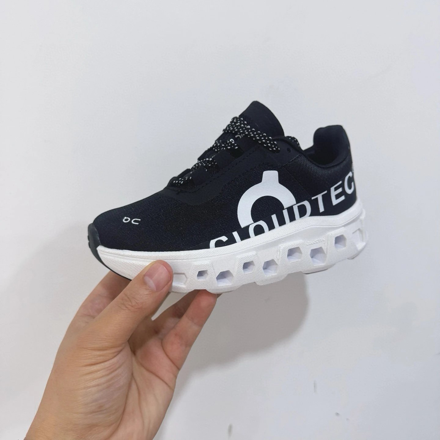 On Sneakers Cloudmonster — Black and white