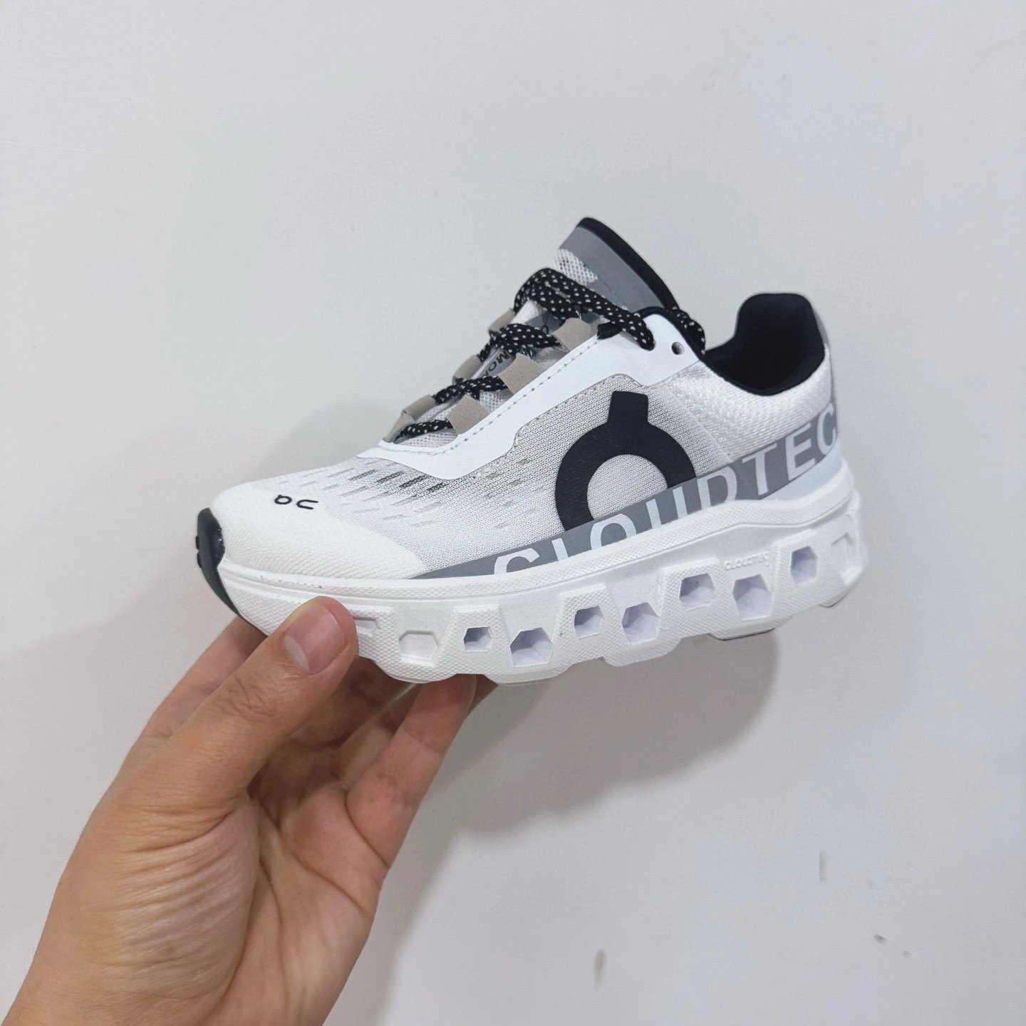 On Sneakers Cloudmonster — white